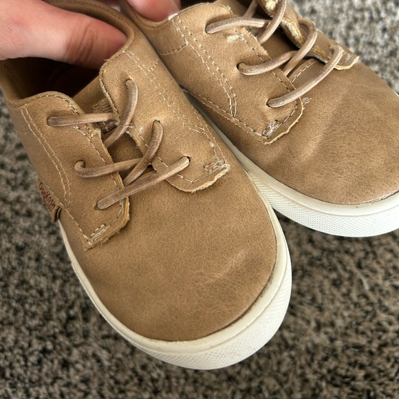 Toddler Boy Oshkosh Tan Sneaker — size 7 - Picture 2 of 9